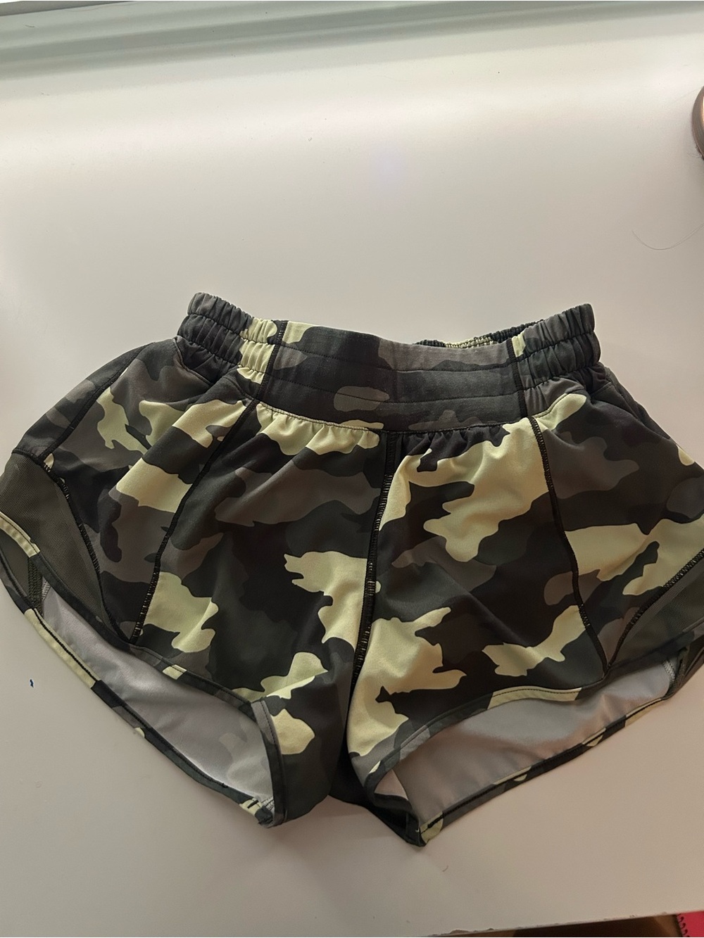 Womens hotty hot 2.5 inch camo shorts lululemon size 2